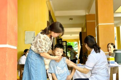 Học sinh lớp 2 tiêm Vacxin Bạch Hầu, ho gà